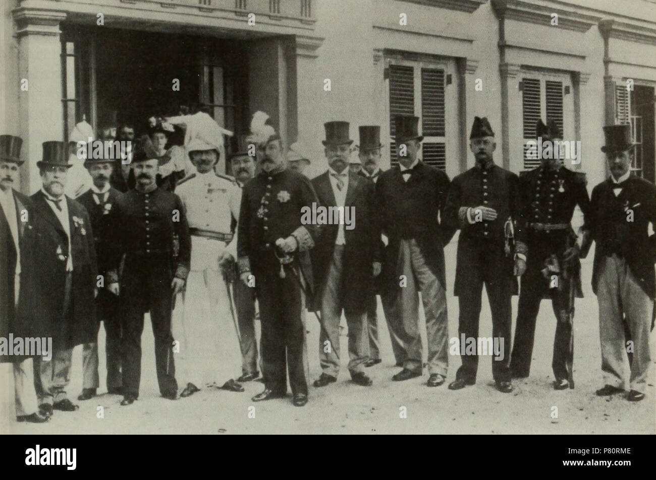 Hong Kong Le gouverneur Sir William Robinson et les membres du Conseil législatif. Sur sa gauche est Paul Chater, et le second de son droit est James Stewart Lockhart. vers 1891-1898 347 Sir William Robinson et du Conseil Législatif Banque D'Images