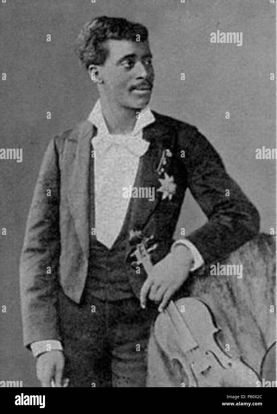 Anglais : Claudio Jose Brindis Salas Garrido 'Black' Paganini à 28 ans. Posant avec son Stradivarius et sa décoration prussienne 'Ordre de l'Aigle Noir' . 188093 Claudio Jose Brindis Salas Garrido 1880 Banque D'Images