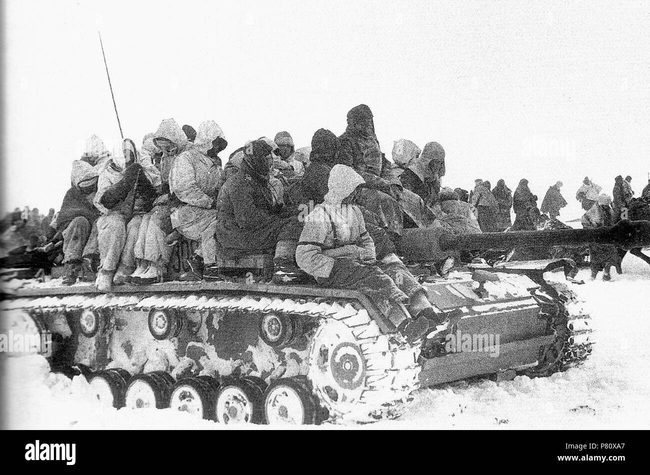 Italiano : Uno cannone d'assalto tedesco STUG III e soldati durante la ritirata dell'Asse en décembre 1942 sul fronte del Don . Décembre 1942 334 1941 Ritirata Banque D'Images