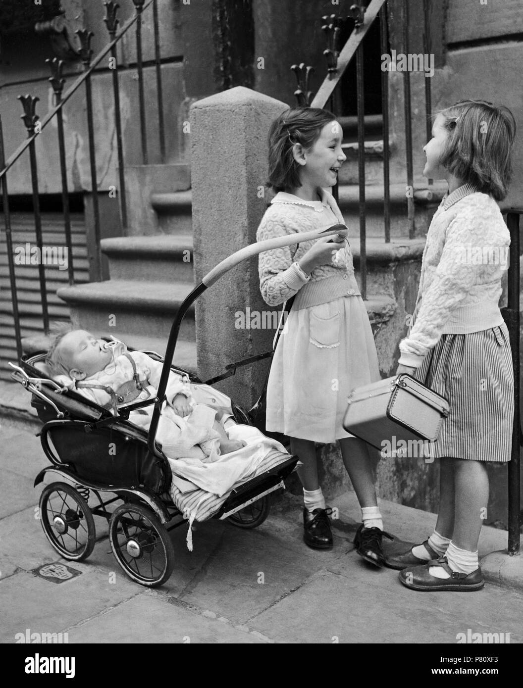 Deux Filles Avec Bebe Annees 50 En Angleterre Grande Bretagne Photo Stock Alamy