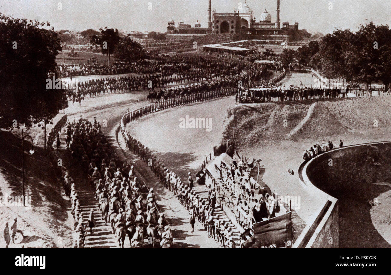 La procession impériale de George V entrant à Delhi, le 7 décembre 1911, était la première fois qu'un monarque britannique venait en Inde pour être reçu comme empereur par des sujets indiens. Le Delhi Durbar, qui signifie « court of Delhi », était une assemblée de masse de style impérial indien organisée par les Britanniques à Coronation Park, Delhi, Inde, pour marquer la succession de l'empereur d'Inde. Elle a eu lieu trois fois, en 1877, 1903 et 1911la dernière étant la seule à laquelle un souverain, George V, a assisté. Banque D'Images
