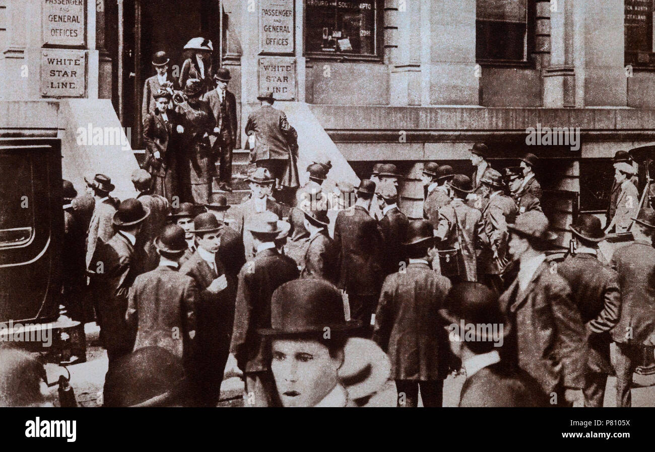 Après le naufrage du "Titanic" en avril 1912, les parents se réunissent dans les bureaux de la White Star Line à 30 bureaux d'expédition James Street à Lindon, en Angleterre. Banque D'Images