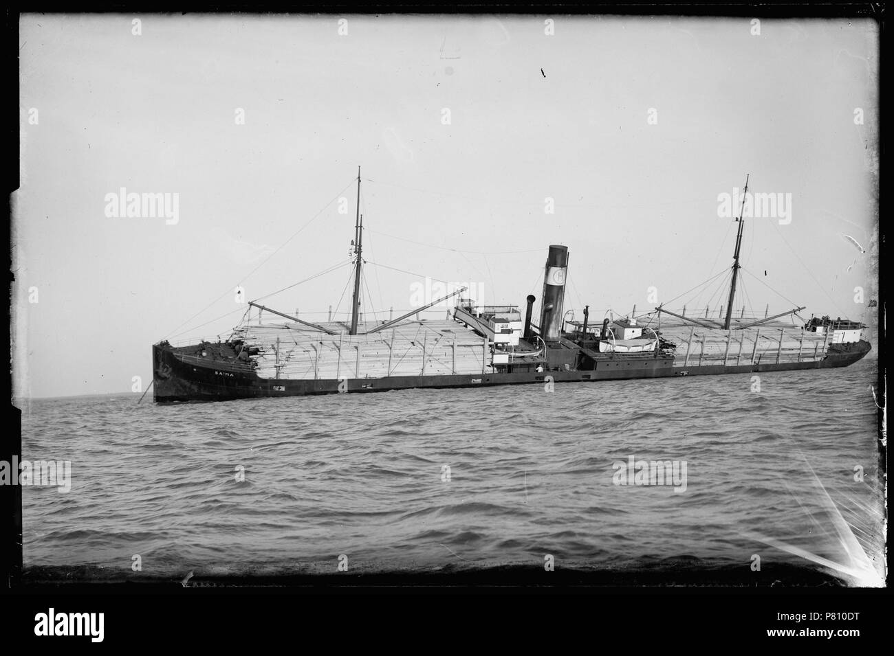 Het Noorse stoomschip Saima voor een anker a rencontré 26 graden porte slagzij schuiven van de dek-connaissement hout en novembre 1928 Den Helder 1928 Catalogusnummer : RAA003012619 Collectie Regionaal Archief Alkmaar . 12 octobre 2011, 18:15 289 Noorse stoomschip Saima (30384804663) Banque D'Images