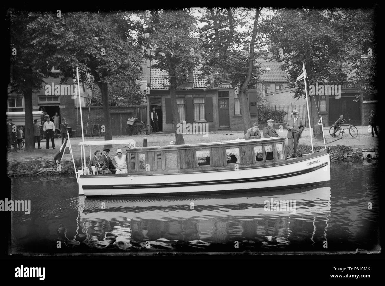 Salonboot van Cosmopoliet de dhr. Passeert Bakker. Op een gevel onder meer firma 'Cie. C. Kooman Dames en Heeren Kleedermaker' Den Helder 1930 Catalogusnummer : RAA003012631 Collectie Regionaal Archief Alkmaar . 12 octobre 2011, 18:26 Salonboot 339 Cosmopoliet (31156280416) Banque D'Images