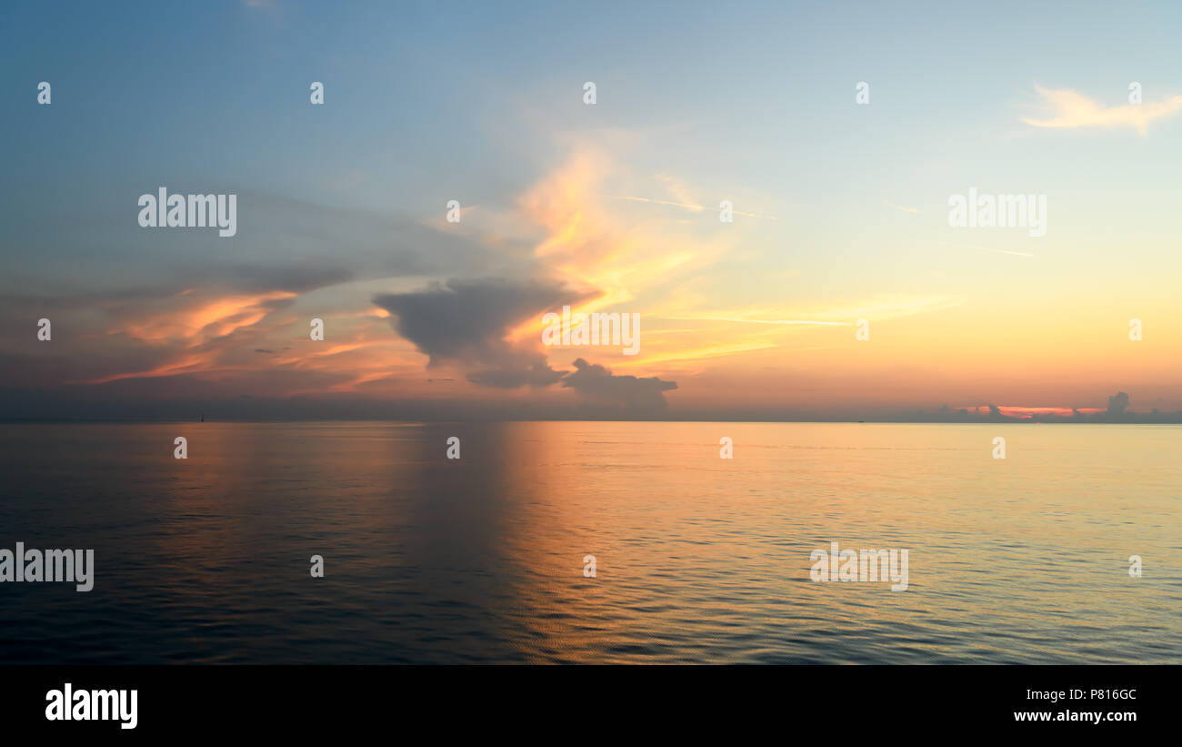 Coucher de soleil sur la mer Méditerranée Banque D'Images