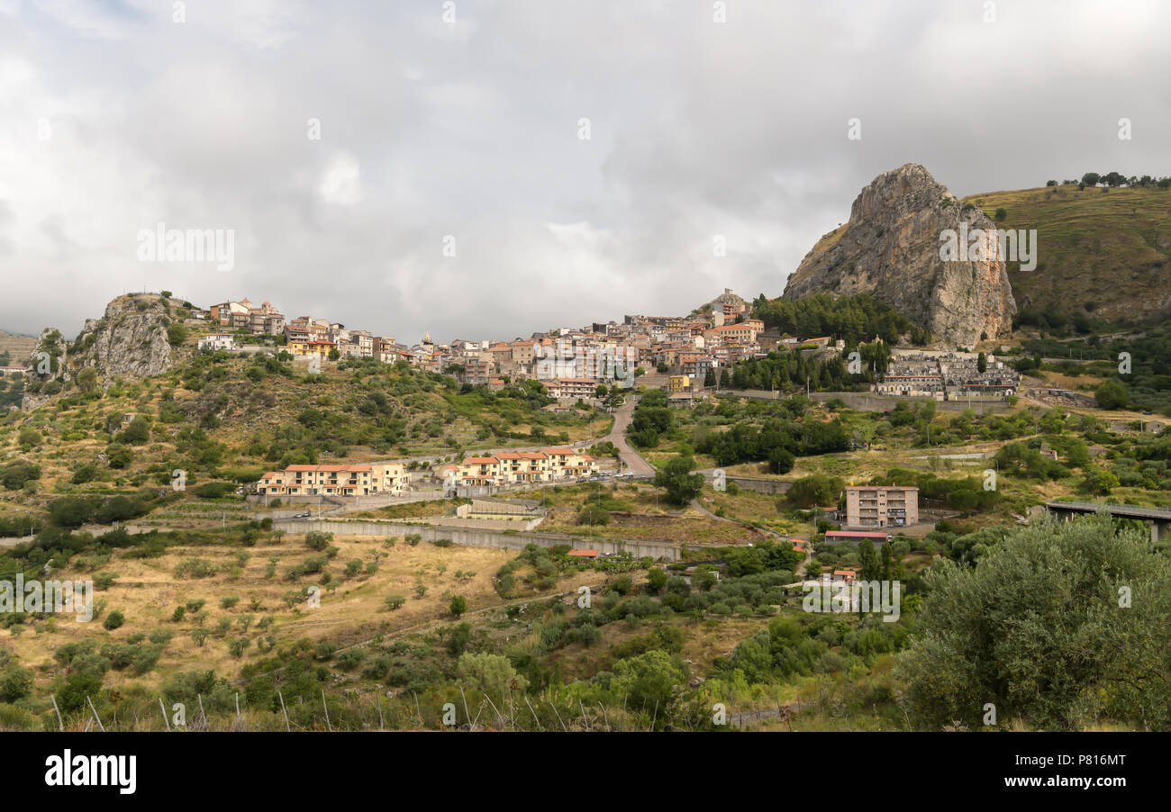 Village perché sur une colline en Sicile Banque D'Images