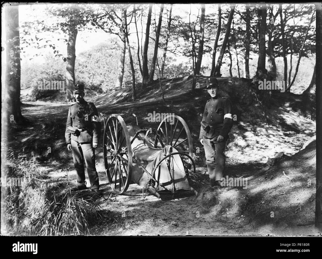 N/A. N/A 380 Twee hospitaalsoldaten in de brancard op wielen - Regionaal Archief Alkmaar - FO1400123 Banque D'Images
