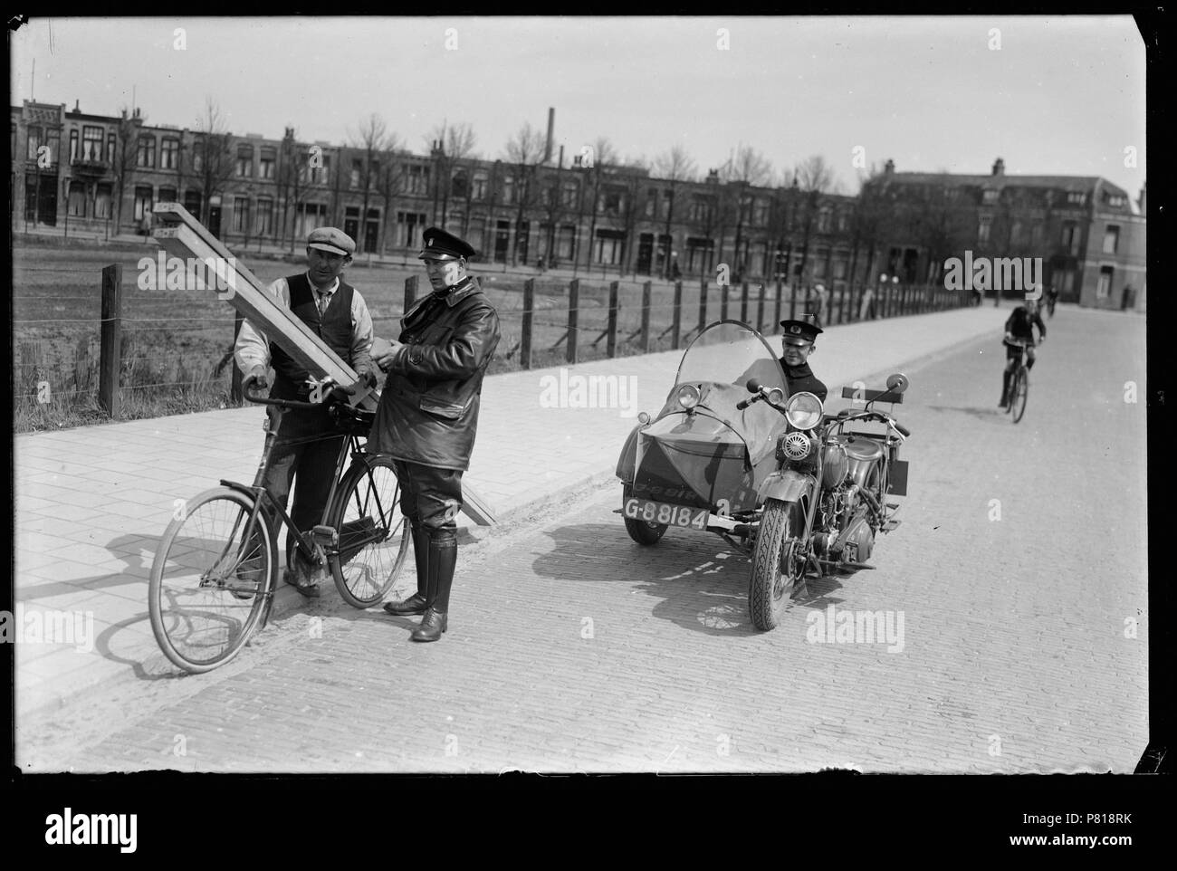 Nabij de kruising met de Sluisdijkstraat Ruyghweg en de bij de spoorwegovergang krijgt een fietser rencontré grote 1234 motorpolitieagenten porte bagage Den Helder 1930 Catalogusnummer : RAA003012636 Collectie Regionaal Archief Alkmaar . 12 octobre 2011, 18:28 348 Sluisdijkstraat (30371066694) Banque D'Images