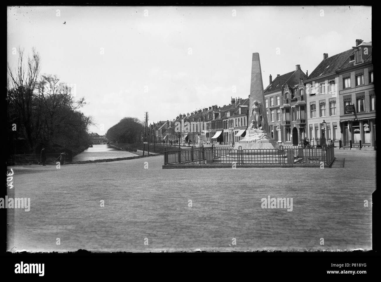 Marinemonument (ter nagedachtenis van mobilizatieslachtoffers aan de 1914-1919), richting gezien Den Helder 1925 Hoofdgracht Catalogusnummer : RAA003012645 Collectie Regionaal Archief Alkmaar . 12 octobre 2011, 18:33 259 Marinemonument (31048675462) Banque D'Images