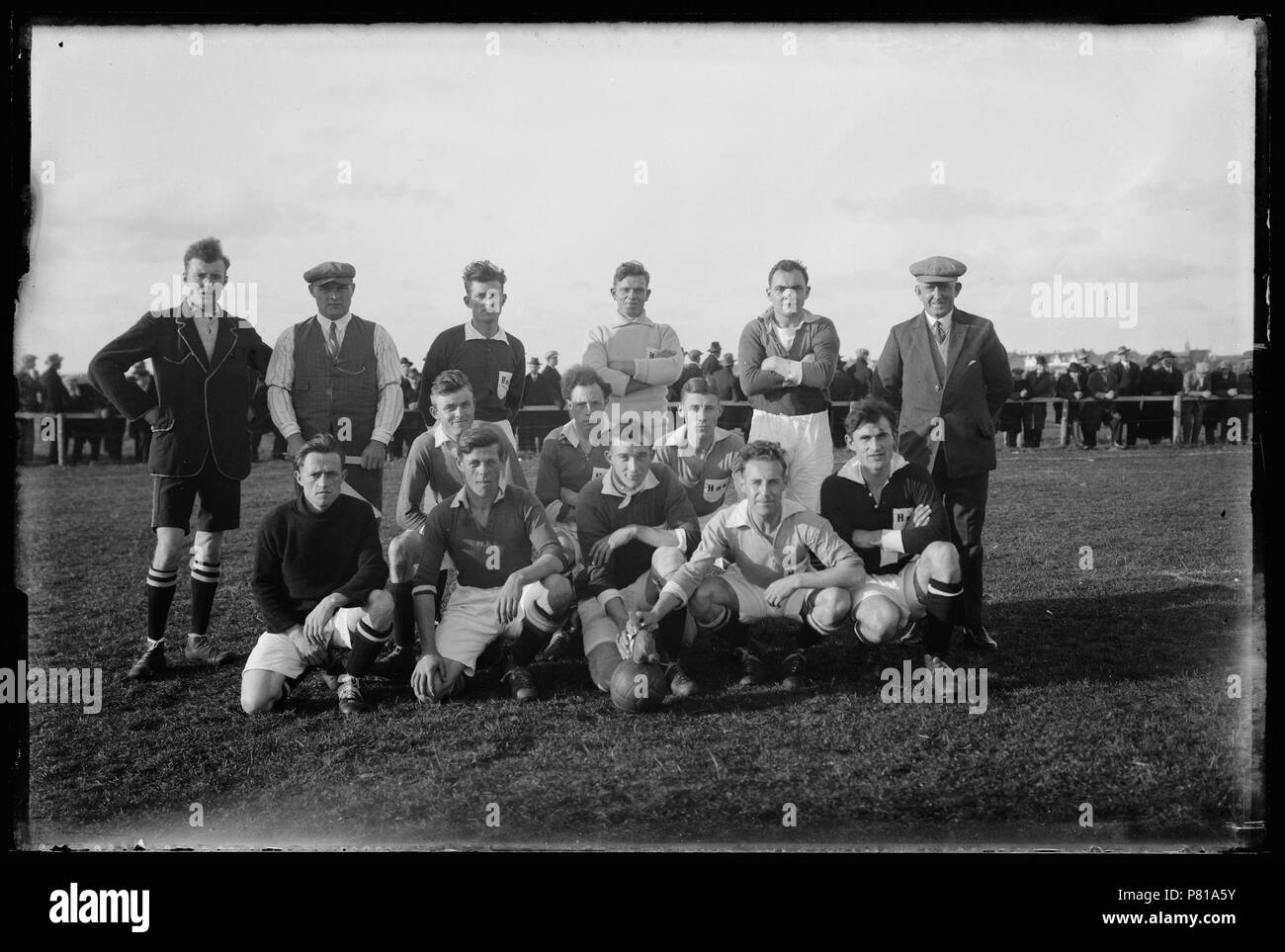 Groepsfoto van amateurvoetbal elftal op sportveld HRC (Helderse Racing Club). De Streepjesberg Thuisbasis était Stadion. Un Rechtsachter séjour rencontré witte gevels en kerktoren Den Helder 1930 Catalogusnummer : RAA003012773 Collectie Regionaal Archief Alkmaar . 12 octobre 2011, 20:27 19 Amateurvoetbal elftal HRC (30512539034) Banque D'Images
