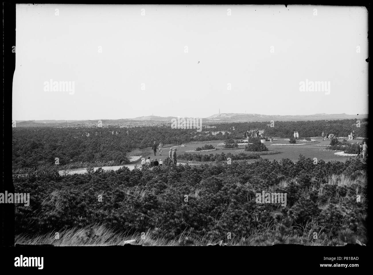 Dans bloembollenperken Wandelaars tussen het jonge bos de Duinen Donkere rencontré op de achtergrond de Grafelijkheidsduinen en de vuurtoren Den Helder 1931 Catalogusnummer : RAA003012854 Collectie Regionaal Archief Alkmaar . 14 octobre 2011, 15:50 135 Duinen Donkere (30493044034) Banque D'Images