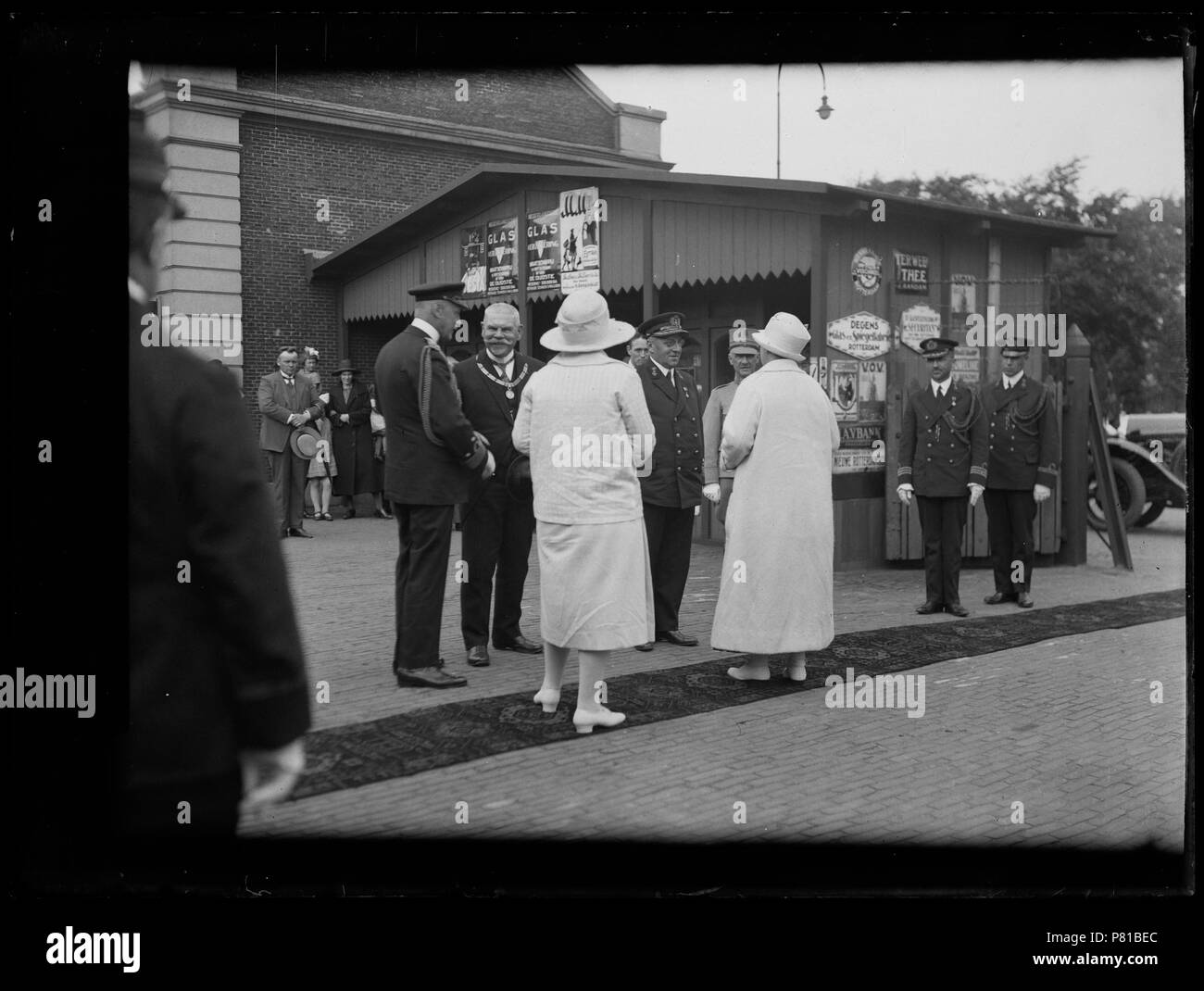 Bezoek van Prinses Juliana en Koningin Wilhelmina, ontvangen door onder meer burgemeester W., Houwing vermoedelijk op het station Den Helder 1920 Catalogusnummer : RAA003012861 Collectie Regionaal Archief Alkmaar . 14 octobre 2011, 16:02 234 Koningin Wilhelmina (31200104811) Banque D'Images