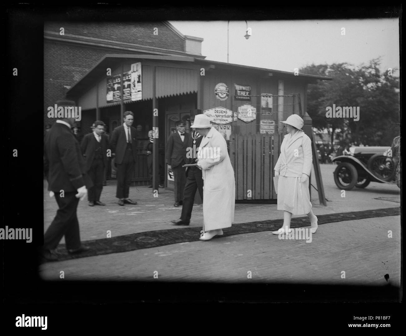 Bezoek van Prinses Juliana en Koningin Wilhelmina, ontvangen door onder meer burgemeester W., Houwing vermoedelijk bij het spoorwegstation Den Helder 1920 Catalogusnummer : RAA003012863 Collectie Regionaal Archief Alkmaar . 14 octobre 2011, 16:04 234 Koningin Wilhelmina (31170843592) Banque D'Images