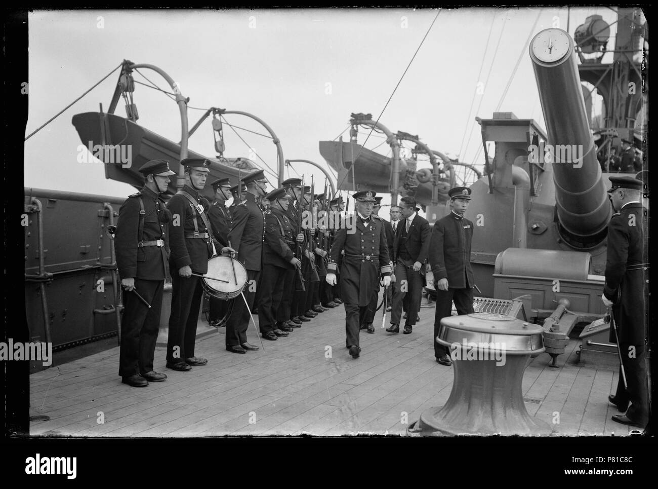 Erewacht pantserschip op RH. Mme van Heemskerck voor bezoek aan vice-admiraal L.J. Quant ce Takamatsoe porte de prins japonais, de broer van de keizer japonais Den Helder 8-8-1930 Catalogusnummer : RAA003012909 Collectie Regionaal Archief Alkmaar . 14 octobre 2011, 16:57 Hr Pantserschip 300. Mme van Heemskerck (31218623781) Banque D'Images