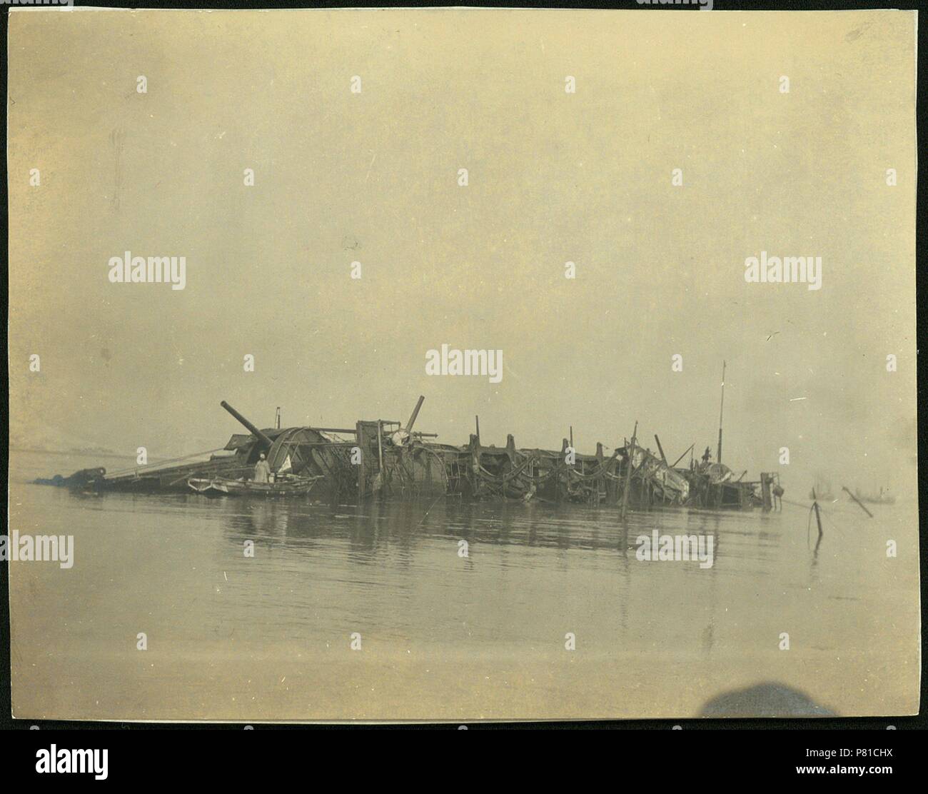 Naufrage du croiseur Varyag à Bataille de Chemulpo Bay. Musée : l'État russe et Film Photo Archive, Moscow. Banque D'Images