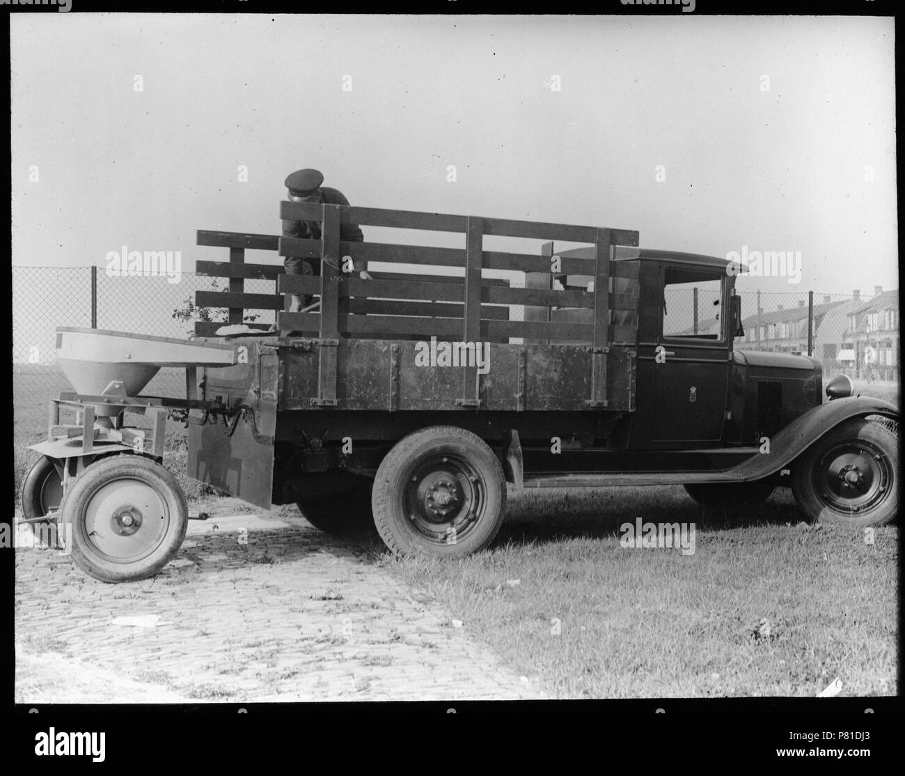 Een medewerker schept strooizout uit een vrachtwagen en een aanhanger strooi-Den Helder 1933 Catalogusnummer : RAA003012992 Collectie Regionaal Archief Alkmaar . 17 octobre 2011, 15:56 357 (Strooien 31313811496) Banque D'Images