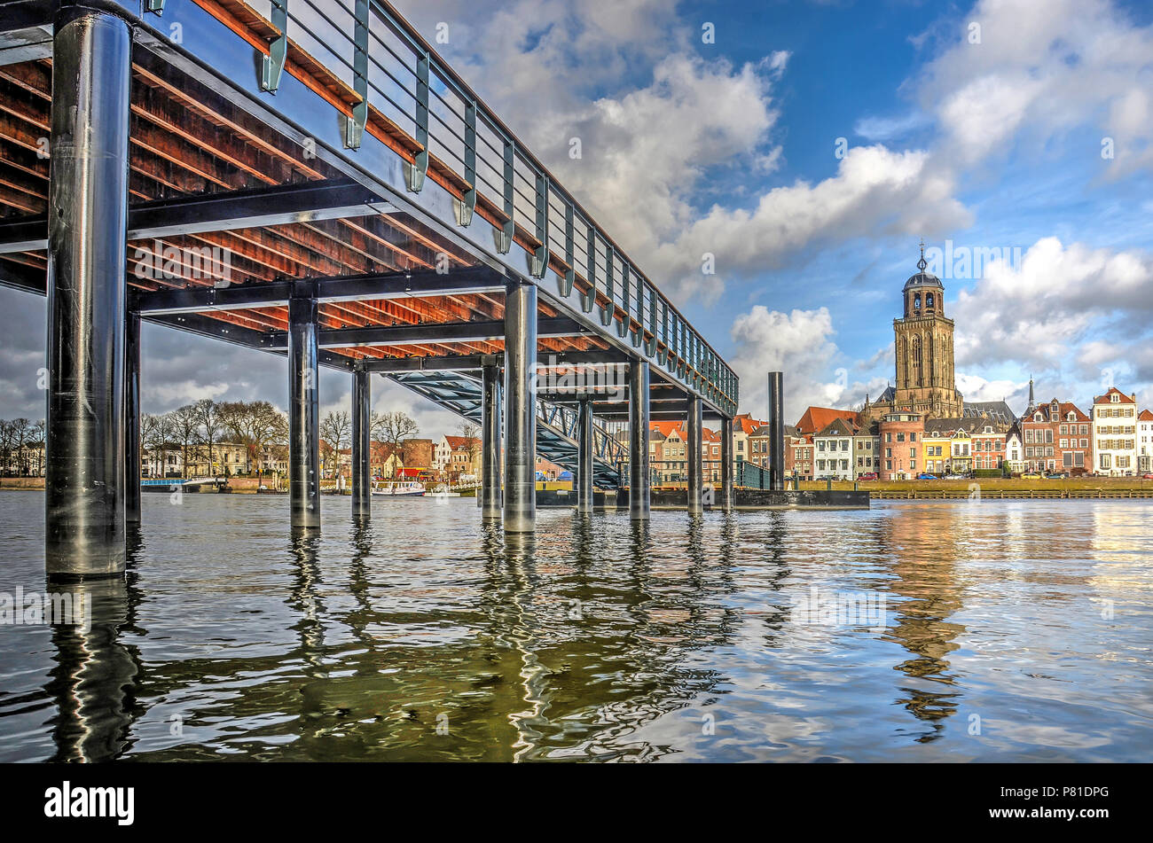 Faible sur la rivière IJssel, vers la ville de Deventer, Pays-Bas et le nouveau ferry pier, construit sur l'emplacement de l'historique pon Banque D'Images