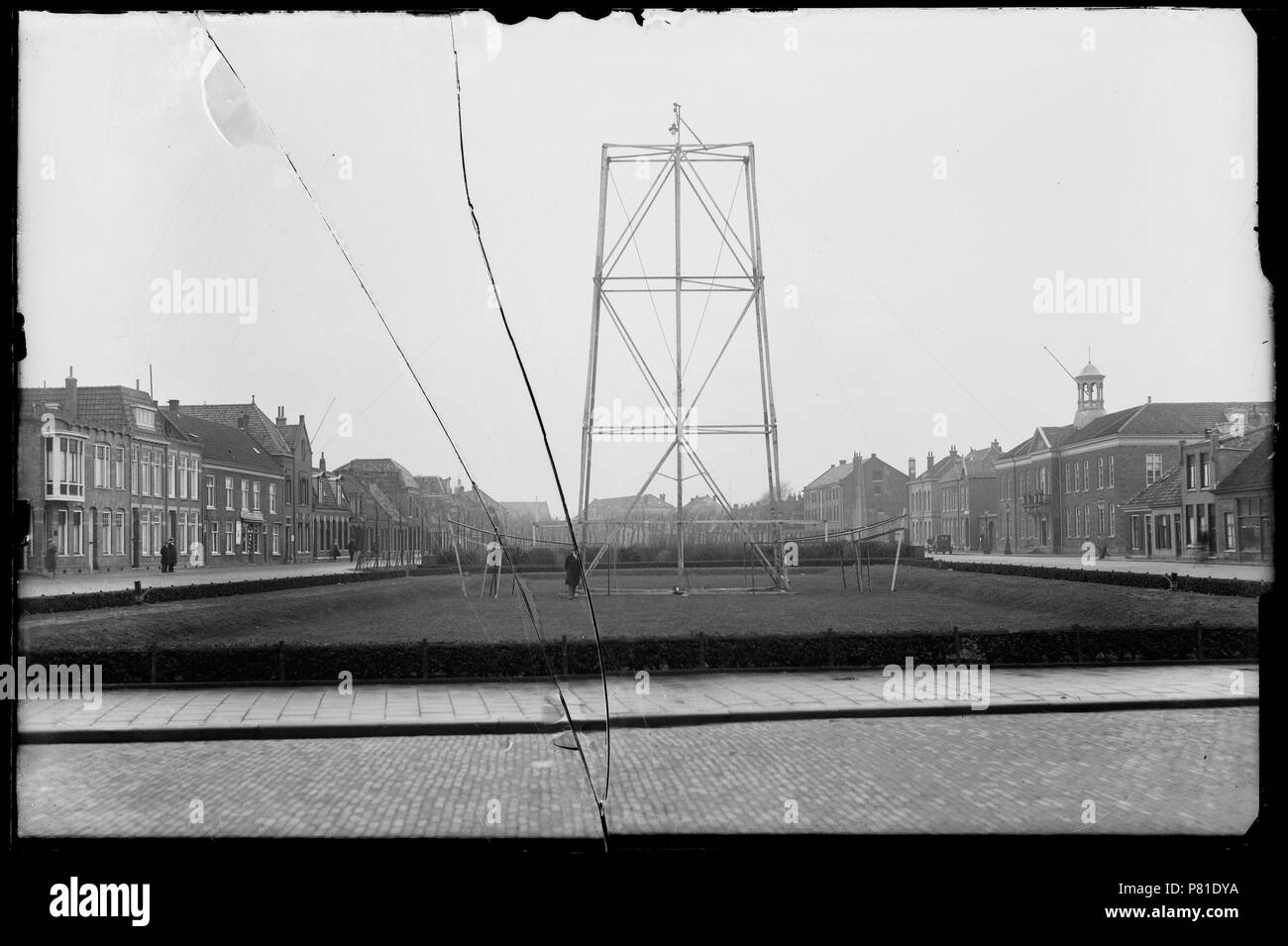 Proefopstelling op een houten ware grootte van het Monument voor het Reddingswezen op het Westplein (plus tard Helden der Zeeplein). 33 het gemeentehuis Den Helder 1931 Catalogusnummer : RAA003012753 Collectie Regionaal Archief Alkmaar . 12 octobre 2011, 20:37 Monument voor het Reddingswezen 277 (31175218326) Banque D'Images