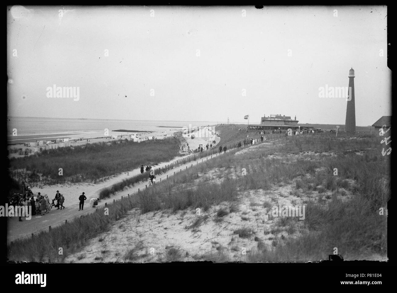 Duinen en strand a rencontré, recreanten stedelijk het centraal Badhuis, rechts vuurtoren Lange Jaap en gebouwtje reddingmaatschappij 1927 van de Huisduinen Catalogusnummer : RAA003012755 Collectie Regionaal Archief Alkmaar . 12 octobre 2011, 20:38 200 (30389770424) Huisduinen Banque D'Images