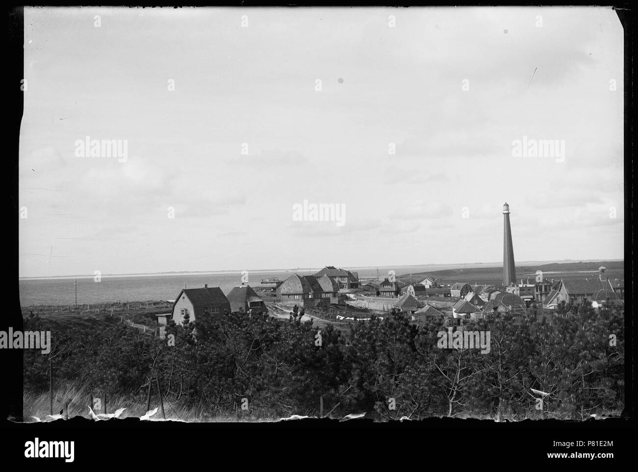 Dorpsgezicht vanaf het duin bij fort Kijkduin. Een bomenrij bepaalt de grens tussen dorp en fort. 156 vuurtoren Lange Jaap. Aan de horizon het eiland in Marsdiep Huisduinen Texel 1930 Catalogusnummer : RAA003012760 Collectie Regionaal Archief Alkmaar . 12 octobre 2011, 20:40 200 (31096953941) Huisduinen Banque D'Images