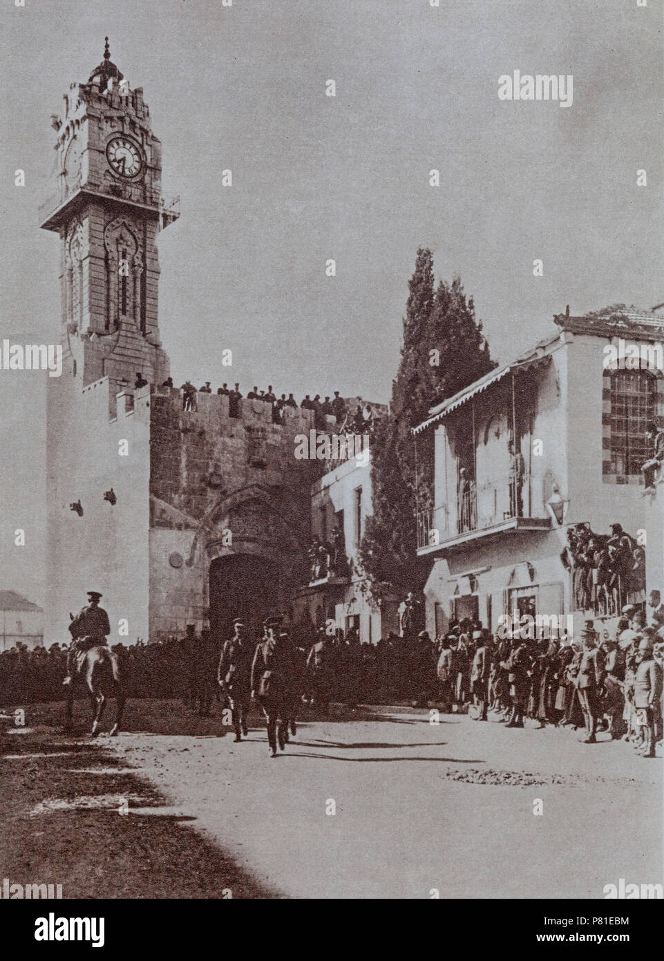 La bataille de Jérusalem s'est produite lors de l'Empire britannique's 'Jérusalem' des opérations contre l'Empire Ottoman, lors du combat pour la ville s'est développée à partir du 17 novembre, après la reddition permanente jusqu'au 30 décembre 1917, pour fixer l'objectif final de la Palestine au cours de l'Offensive du sud du Sinaï et de la Palestine Campagne de la Première Guerre mondiale. Jérusalem a été brièvement détenus par les unités de l'armée ottomane jusqu'au 9 décembre, quand la ville se rendit le jour suivant. Deux jours plus tard le général sir Edmund Allenby et de ses aides est entré à Jérusalem à pied. Banque D'Images