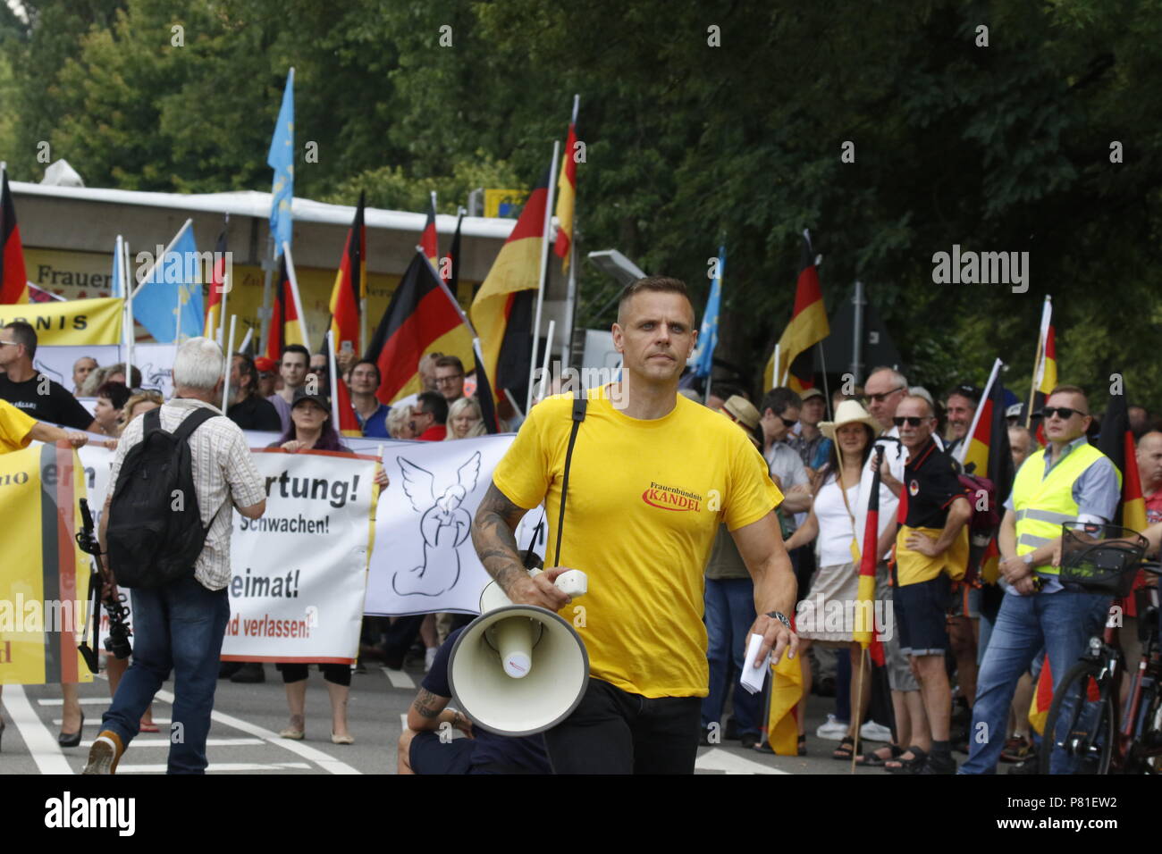 Kandel, Allemagne. 07Th Juillet, 2018. Marco Kurz, l'organisateur de la droite des marches de protestation dans la démonstration. Autour de 200 personnes d'organisations d'extrême droite ont protesté pour la 10. heure de la ville de Kandel en Palatinat, contre les réfugiés, les étrangers et le gouvernement allemand. Ils ont appelé à davantage de sécurité d'Allemands et les femmes à partir de la prétendue augmentation de la violence par les réfugiés. Le lieu de la manifestation a été choisi en raison de l'attaque, 2017 Kandel poignardant dans lequel une jeune fille de 15 ans a été tué par un demandeur d'asile. Ils ont été harcelés par des anti-fasciste autour de 200 contre-manifestants de différen Banque D'Images