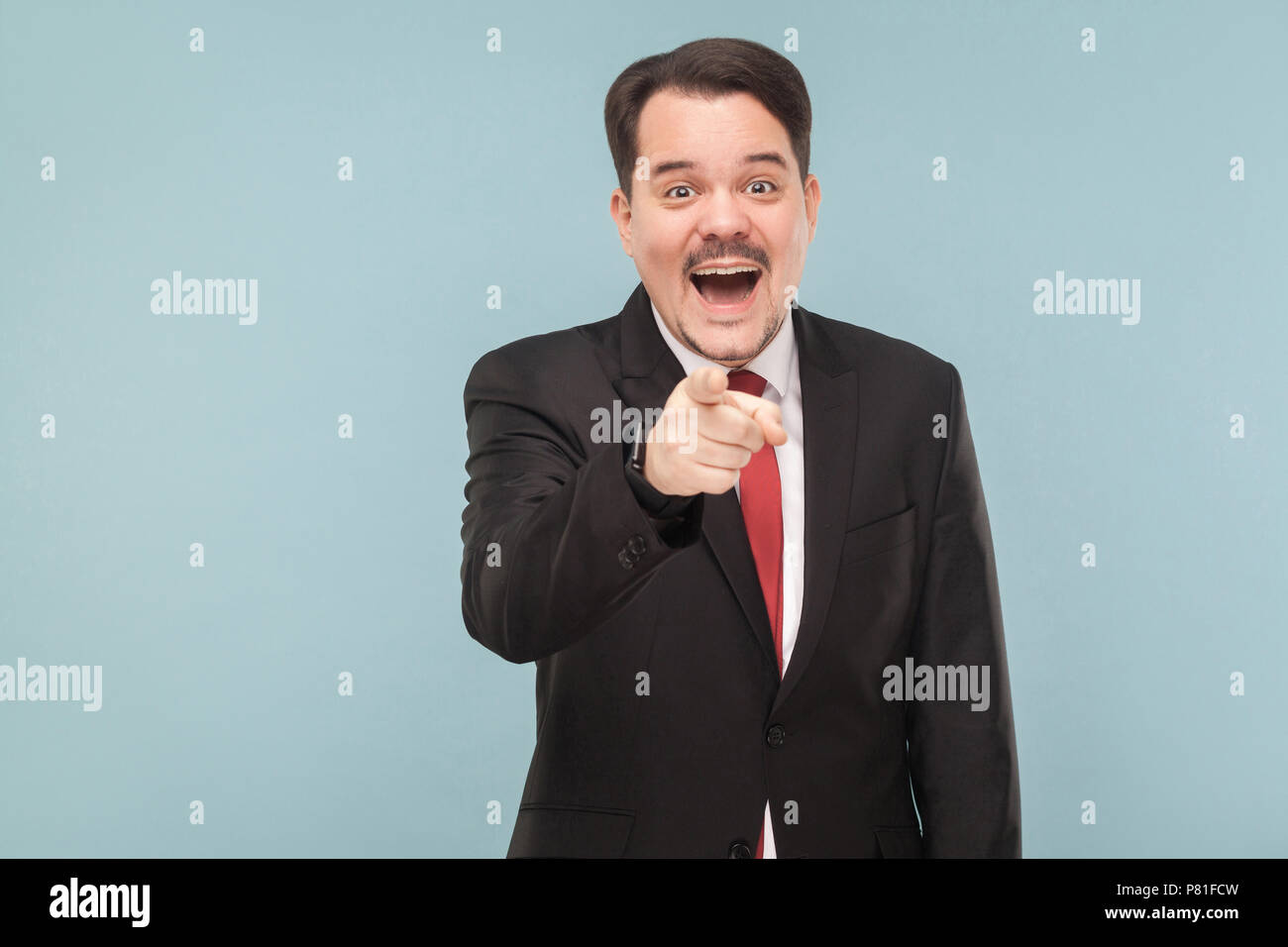 Situation de l'homme drôle avec ou une vidéo dans une armée et il fait faile rire. Piscine studio shot. isolé sur fond bleu clair. beau businessma Banque D'Images