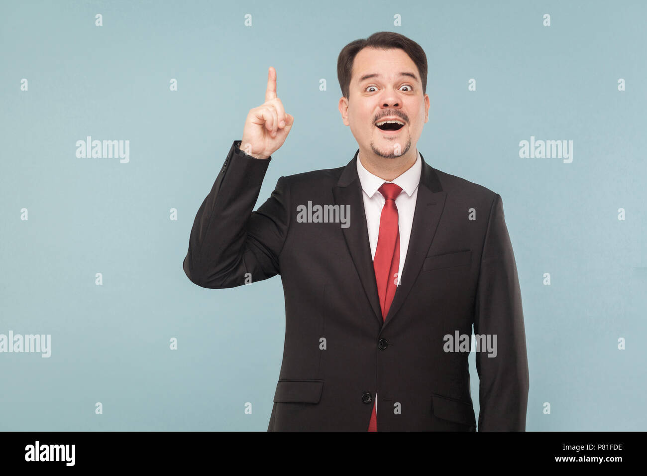 Enfin j'ai réalisé que la solution ! Une idée ingénieuse est venu et il est clair que faire ensuite. studio shot. isolé sur fond bleu. businessman avec bl Banque D'Images