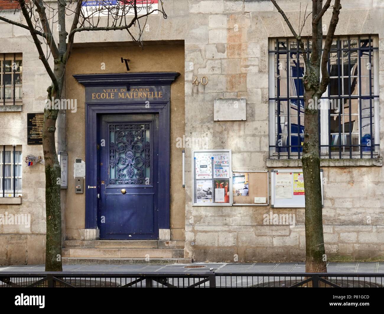 Entrée de l'école maternelle, l'école maternelle française, sur la rue des Archives, Paris, France. Banque D'Images