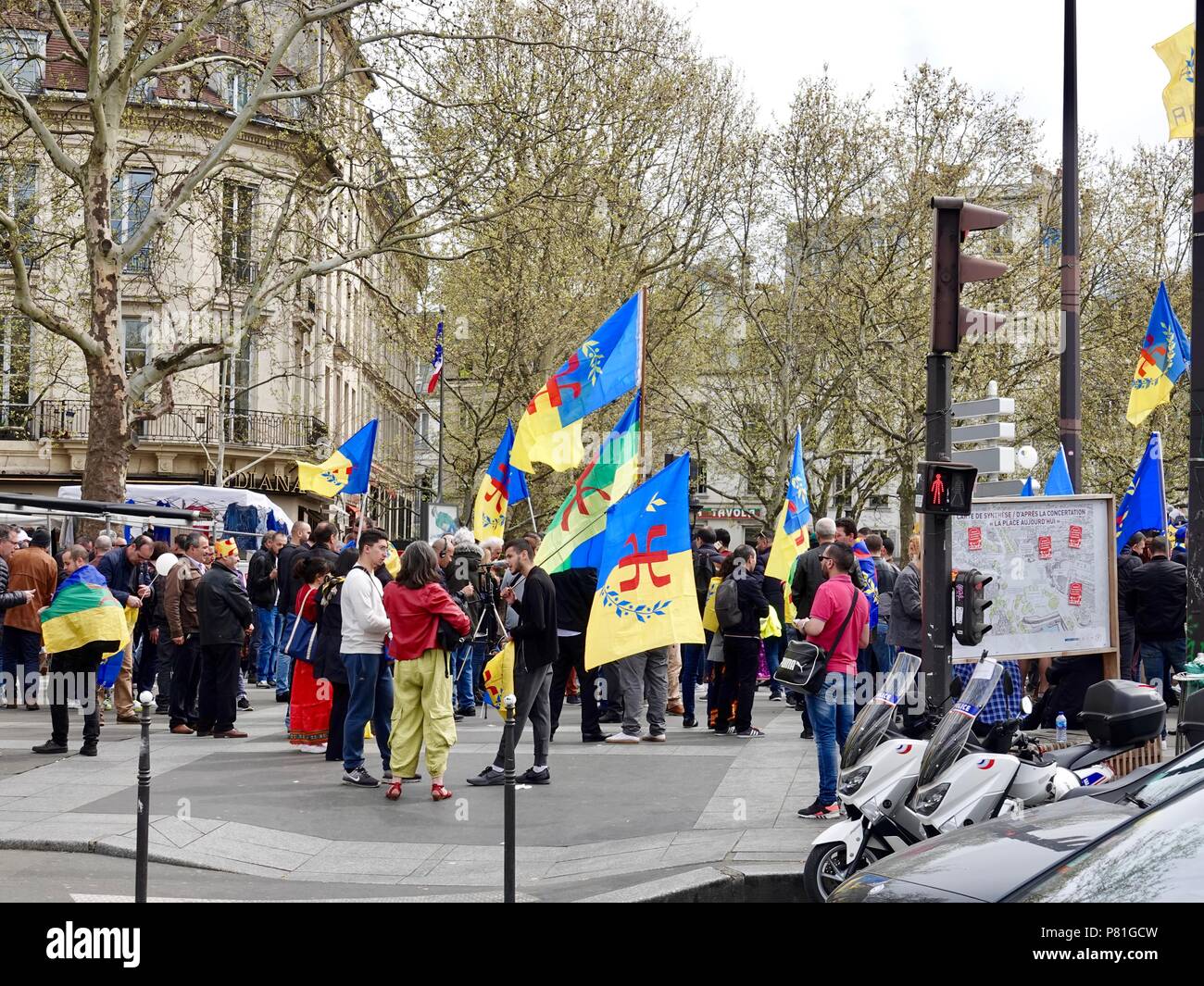 Mars pour l'indépendance de la Kabylie en Algérie. Foule de gens debout à la place Bastille portant des drapeaux berbères et Kabyles, Paris, France Banque D'Images Mars pour l'indépendance de la Kabylie en Algérie. Foule de gens debout à la place Bastille portant des drapeaux berbères et Kabyles, Paris, France Banque D'Images