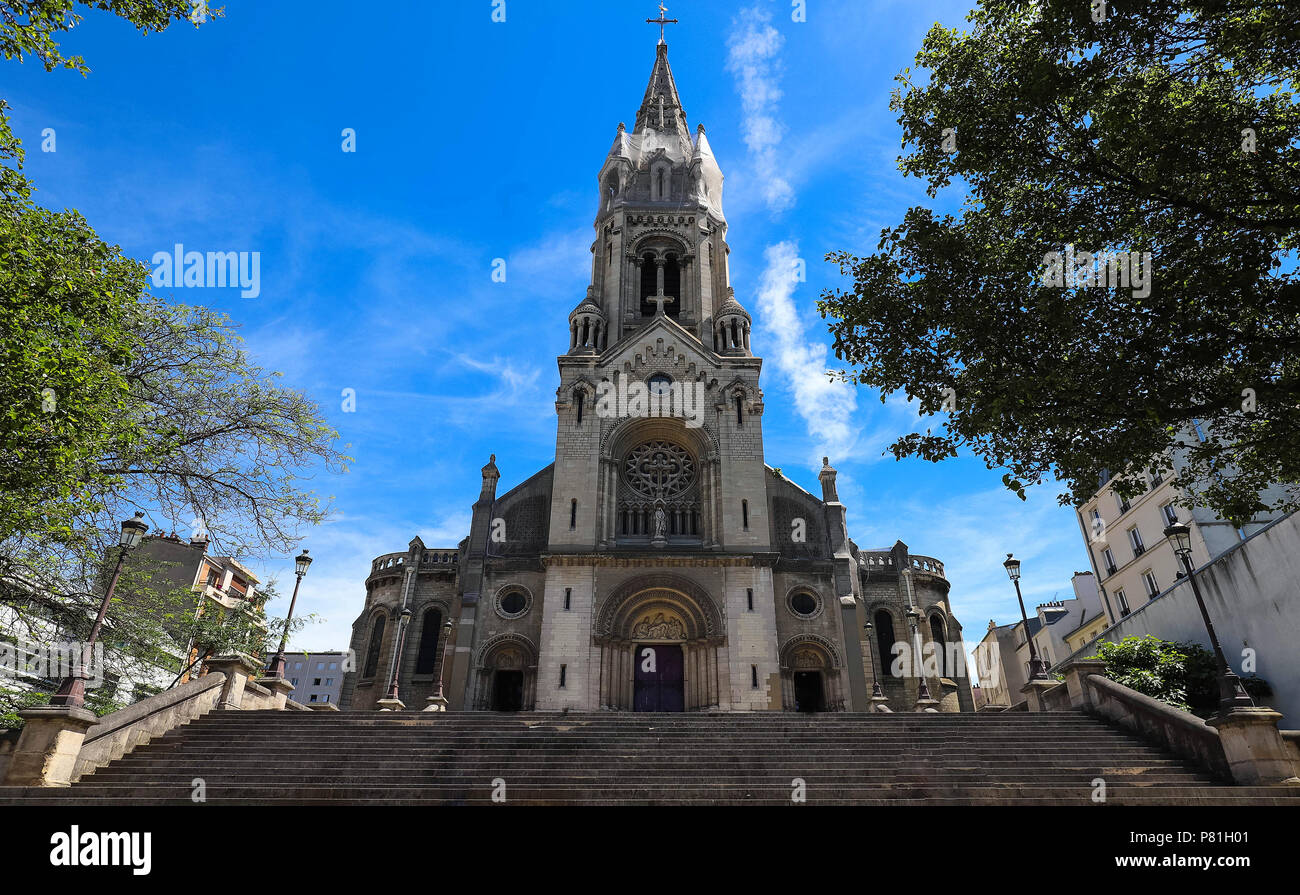 L'église de Notre Dame de la Sainte Croix de Ménilmontant- Notre-Dame-de-la-Croix de Ménilmontant en français est une église paroissiale catholique romaine située sur Ménilmontant, dans le 20e arrondissement de Paris. Banque D'Images