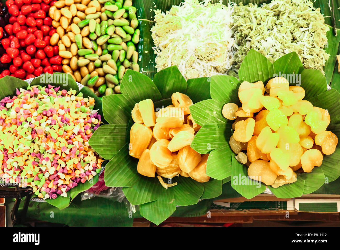 Assortiments de desserts sucrés traditionnels thaïlandais qui sont généralement servis pendant les célébrations religieuses comme Songkran Banque D'Images