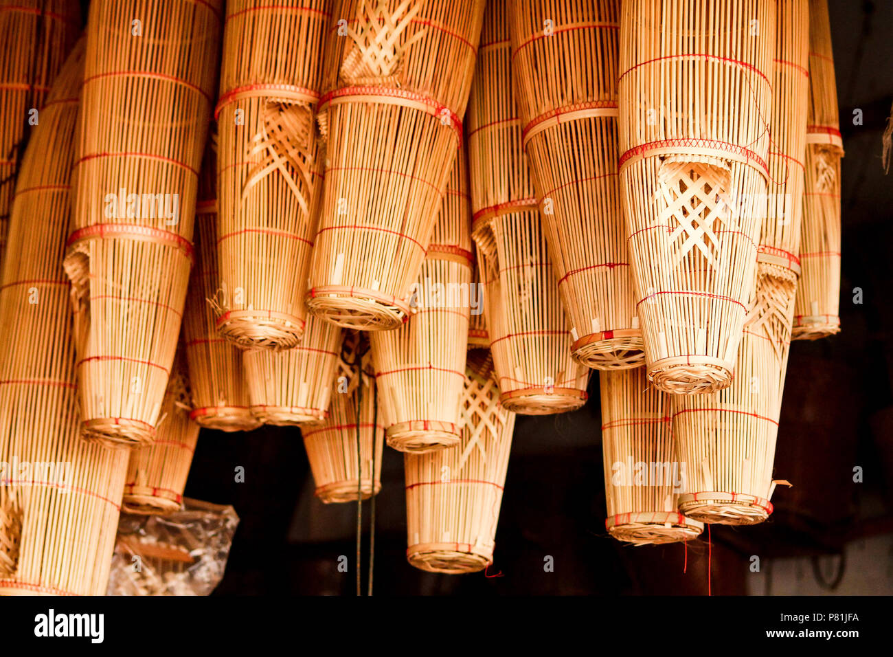 Piège à poissons en bambou fabriqué à la main ou Sarung un outil ethnique traditionnel pour la pêche, montrant la culture authentique et la tradition du Laos Banque D'Images