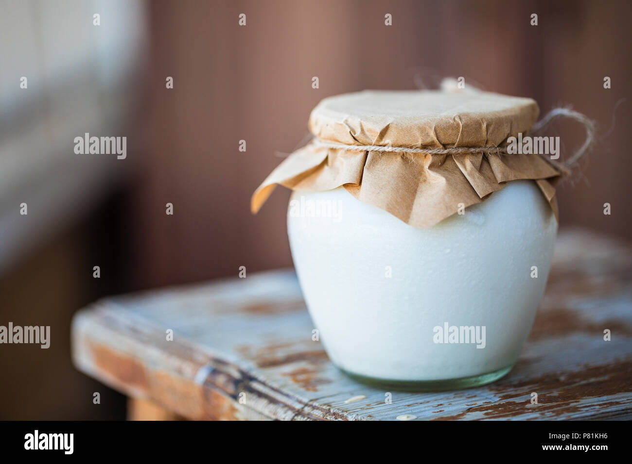 Produits frais des yaourts en pots. Bio naturel produit à partir du lait blanc pour le petit-déjeuner. Banque D'Images