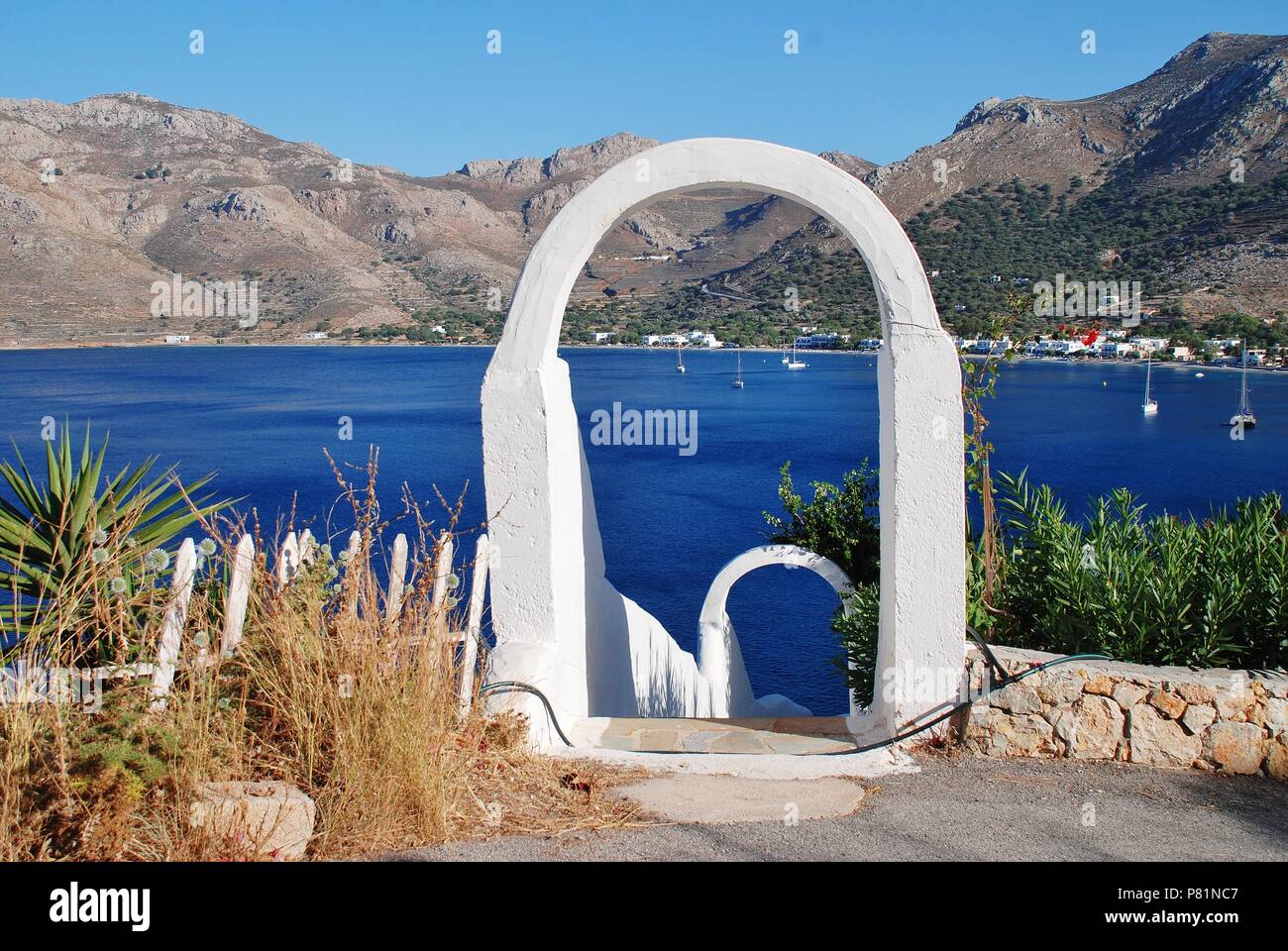 Une arche blanche Livadia cadres Harbour sur l'île grecque de Tilos le 12 juin 2018. Banque D'Images