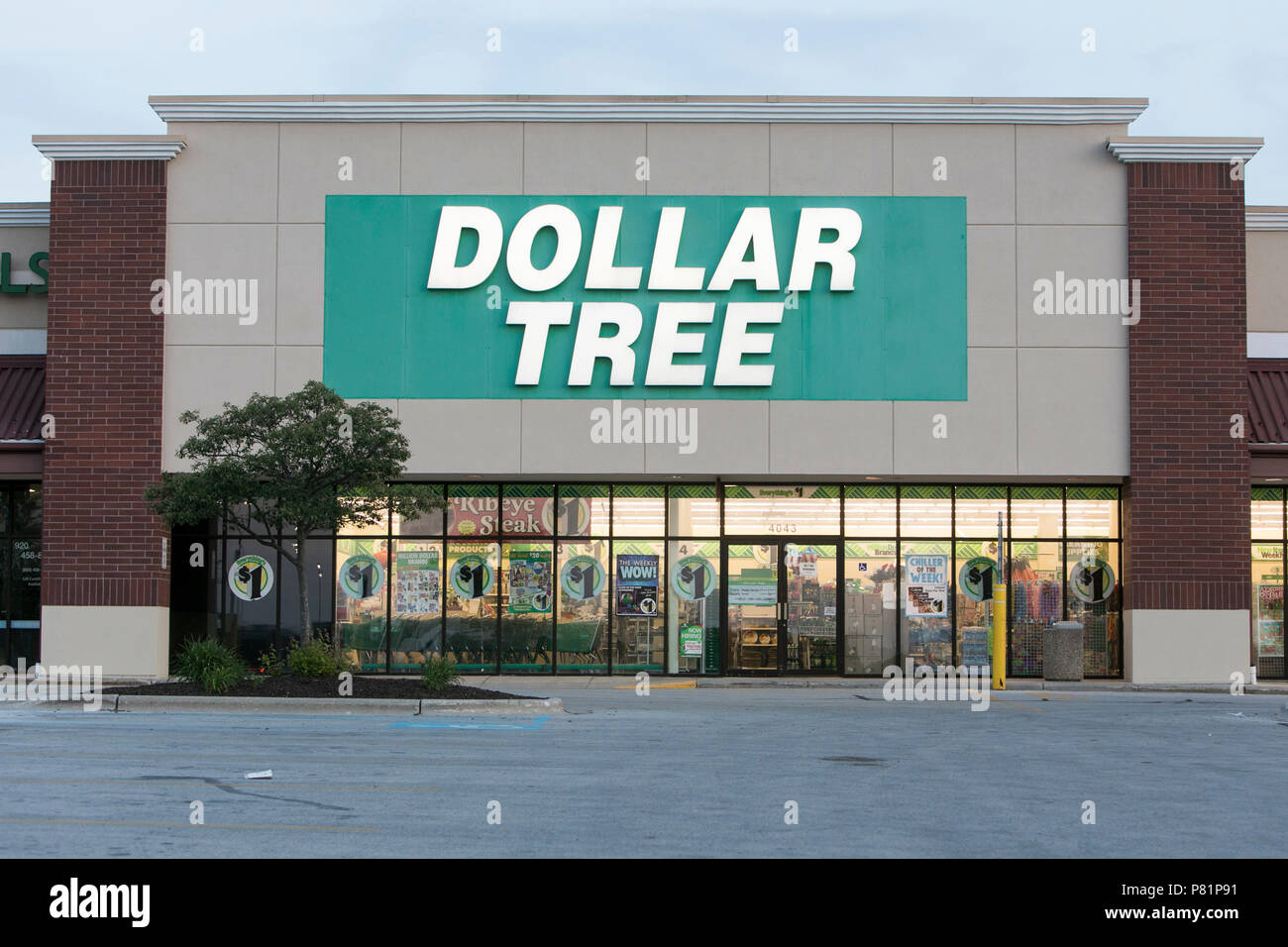 Un logo affiche à l'extérieur d'un Dollar Tree store à Sheboygan, Wisconsin, le 24 juin 2018. Banque D'Images