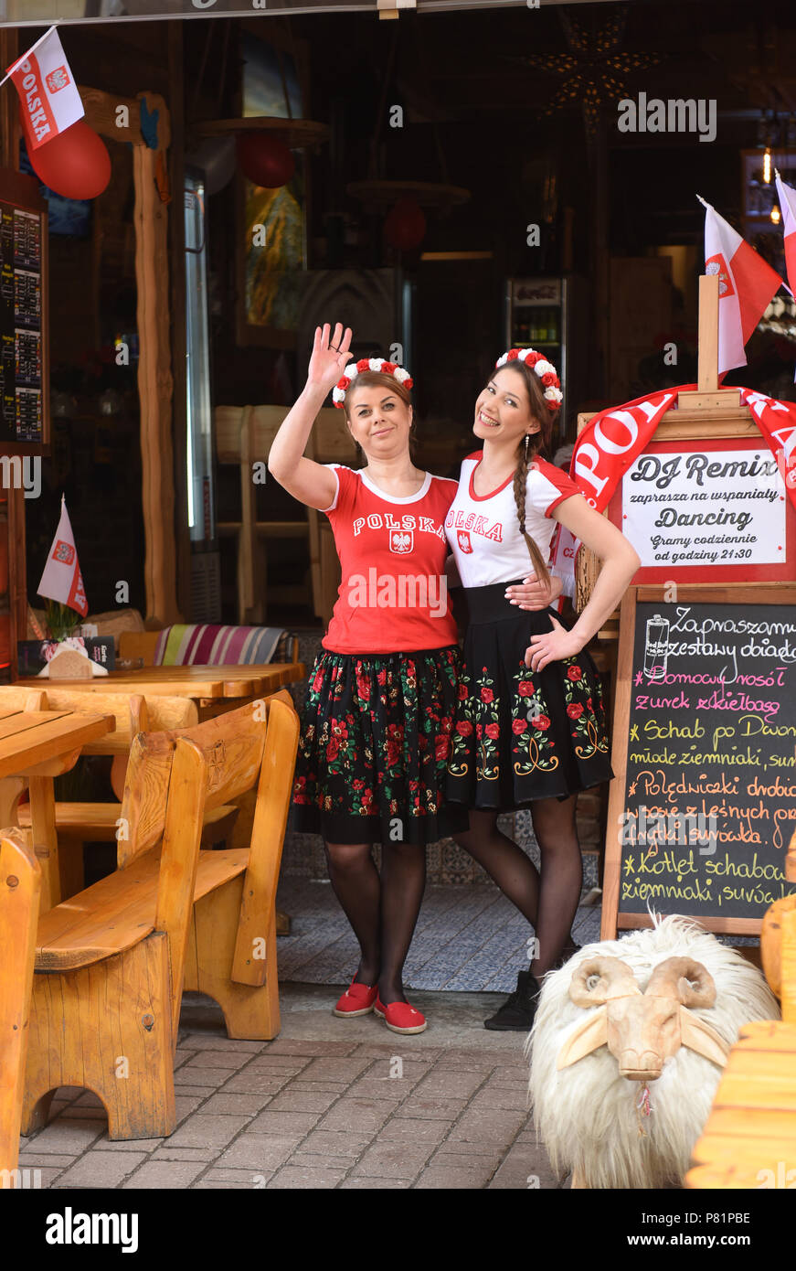 Les fans de football polonais Pologne portant les couleurs de l'équipe nationale lors de la Coupe du Monde de Football de 2018 à Zakopane Pologne Banque D'Images