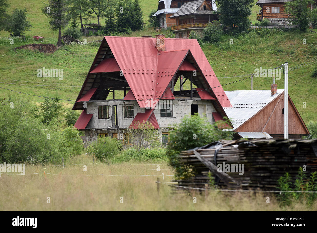 Bâtiment construction maison rurale dans le village Witow, comté de Tatra, près de Zakopane, Pologne. Banque D'Images