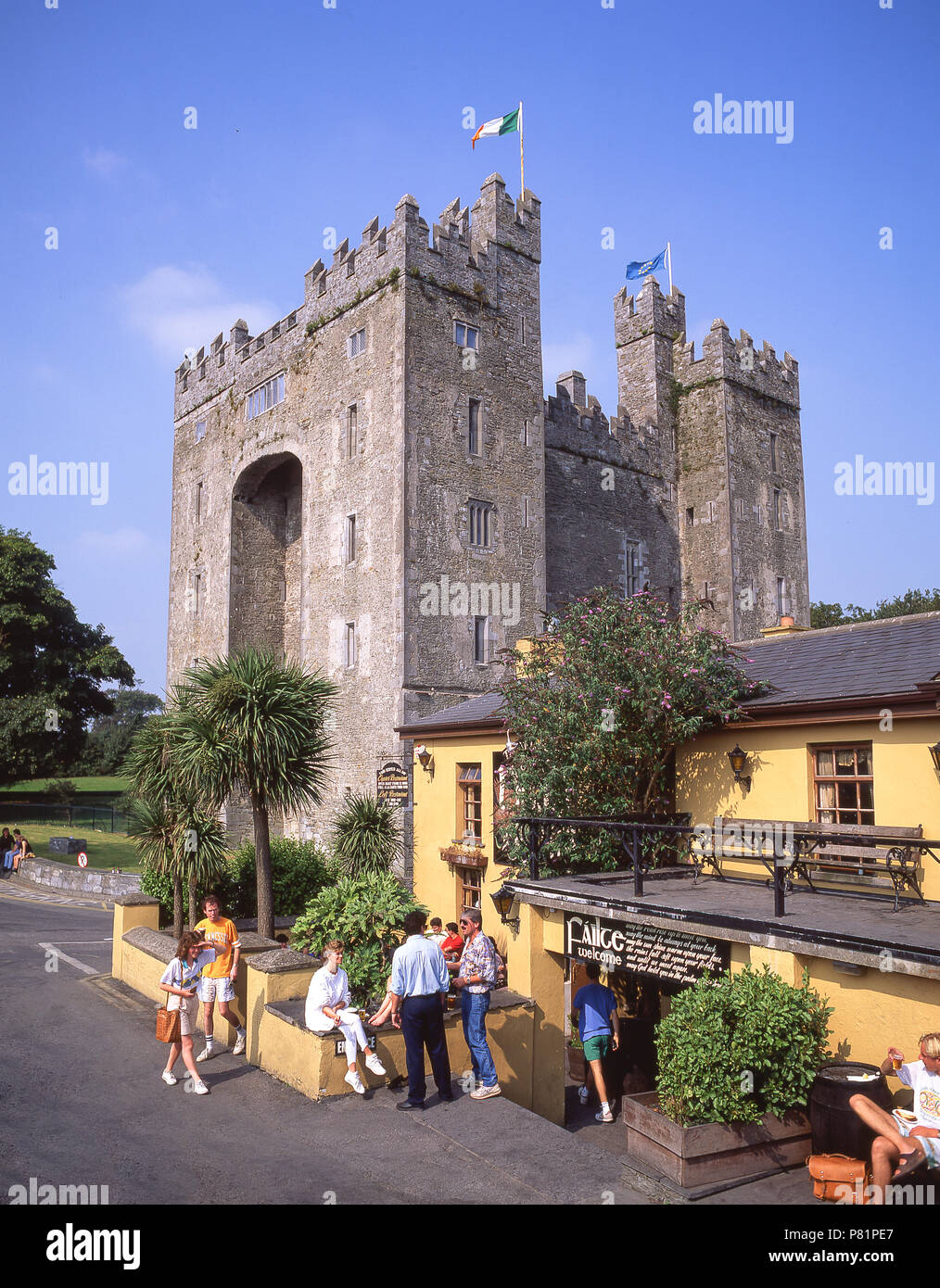15e siècle le château de Bunratty (Caislean Bhun Raithe), Bunratty, comté de Clare, Munster, République d'Irlande Province Banque D'Images