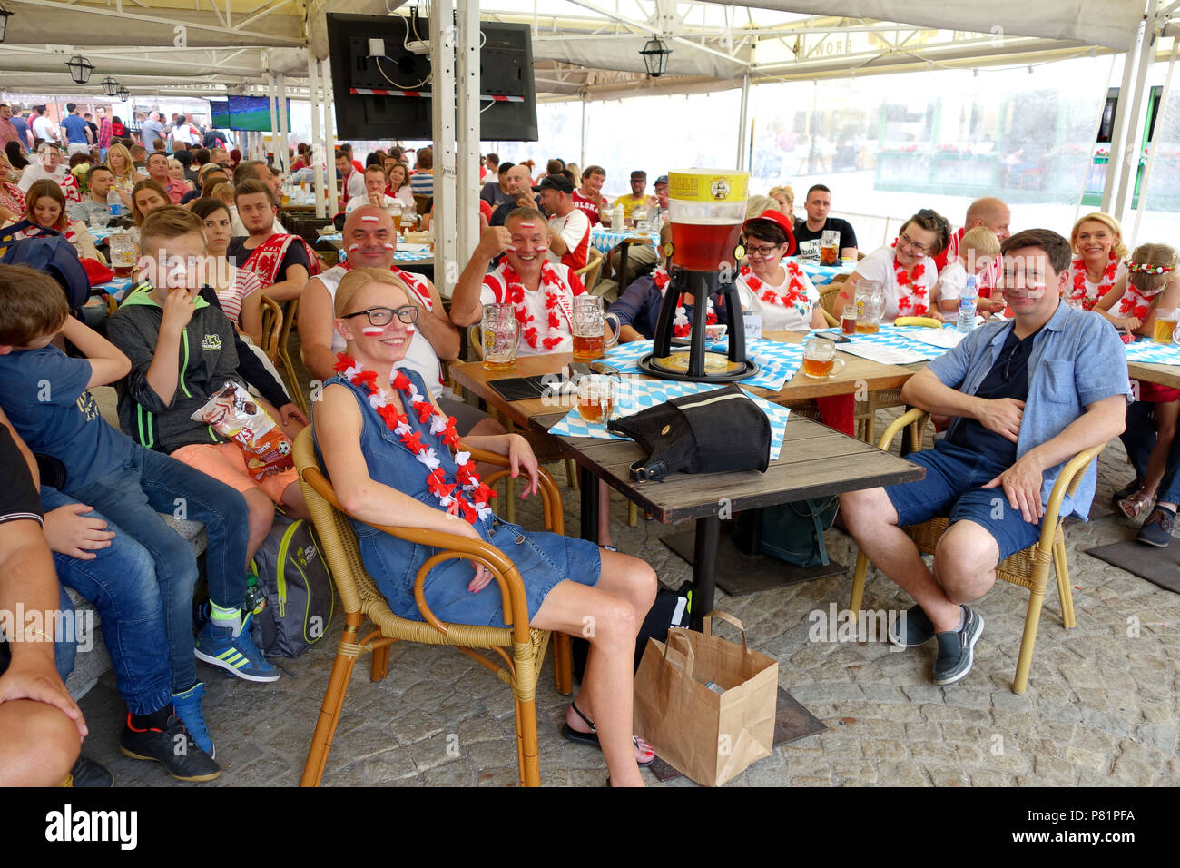 Les fans de football polonais boivent de la bière tout en regardant la Pologne jouer à la coupe du monde de football 2018 dans un bar à Wrocław Pologne Banque D'Images