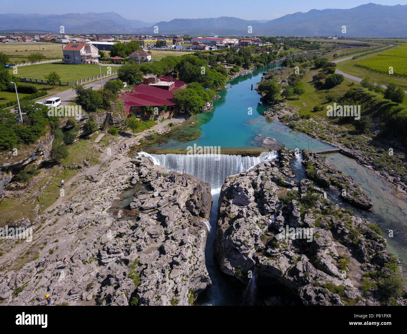 La Cijevna rivière qui coule à travers l'Albanie et du Monténégro pour certains 64,7 kilomètres avant de fusionner avec la Morača. Banque D'Images