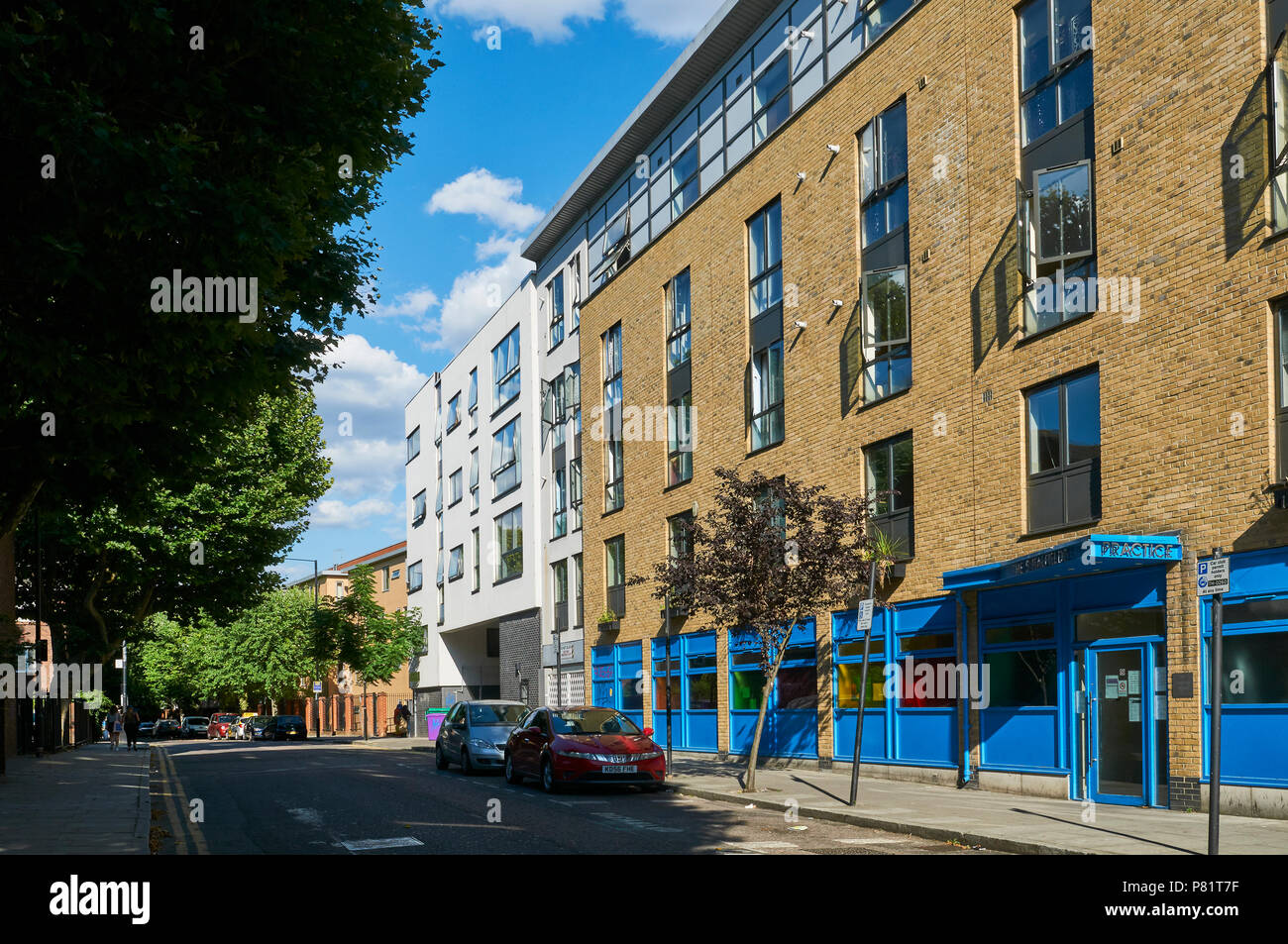 Les bâtiments modernes le long de Old Montague Street dans l'East End londonien, Grande-Bretagne Banque D'Images