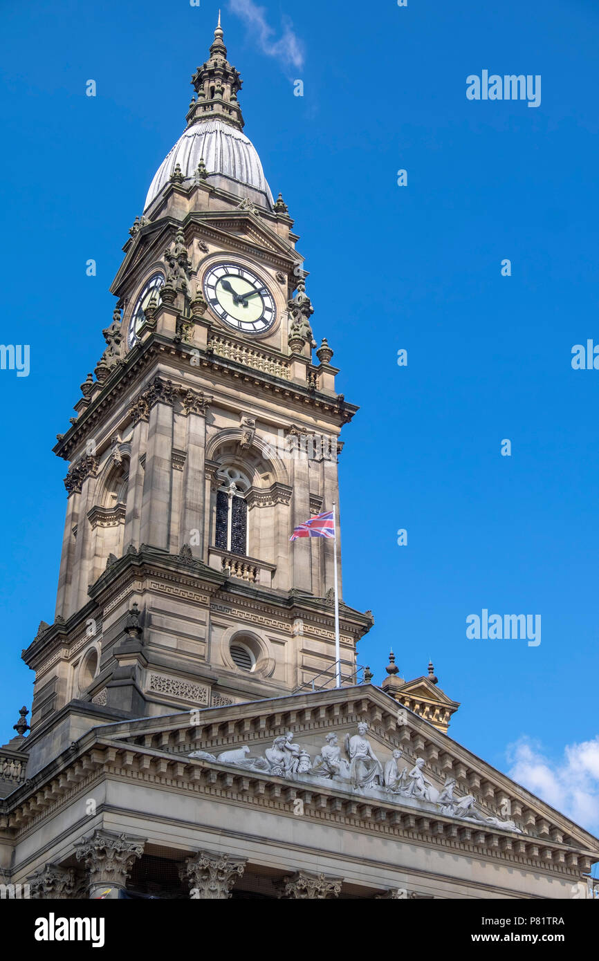 Tour de l'horloge de l'hôtel de ville de Bolton avec ciel bleu Banque D'Images