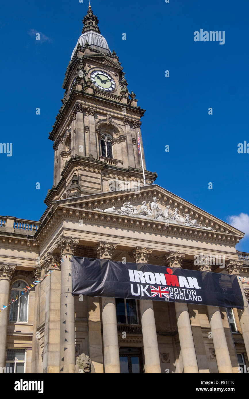 Tour de l'horloge de l'hôtel de ville de Bolton avec ciel bleu Banque D'Images