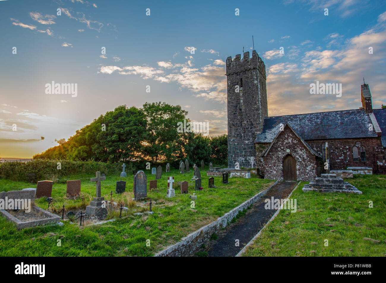 Lumière du soir tombe sur l'église St Petrox, Pembrokeshire, Pays de Galles, Royaume-Uni Banque D'Images