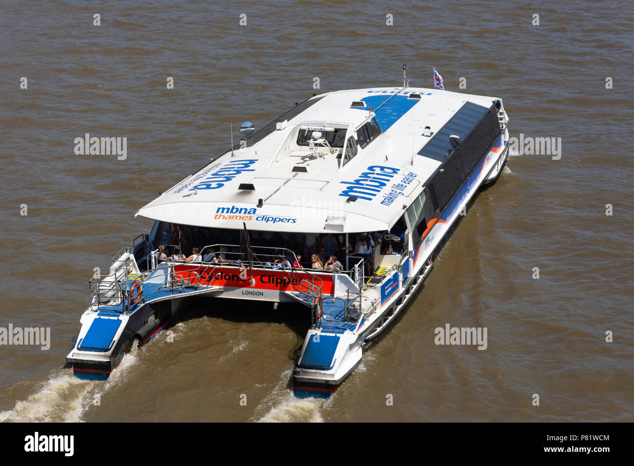 La rivière Thames Clipper MBNA services d'autobus sur la Tamise à South Bank, London Borough of Lambeth, Greater London, Angleterre, Royaume-Uni Banque D'Images La rivière Thames Clipper MBNA services d'autobus sur la Tamise à South Bank, London Borough of Lambeth, Greater London, Angleterre, Royaume-Uni Banque D'Images