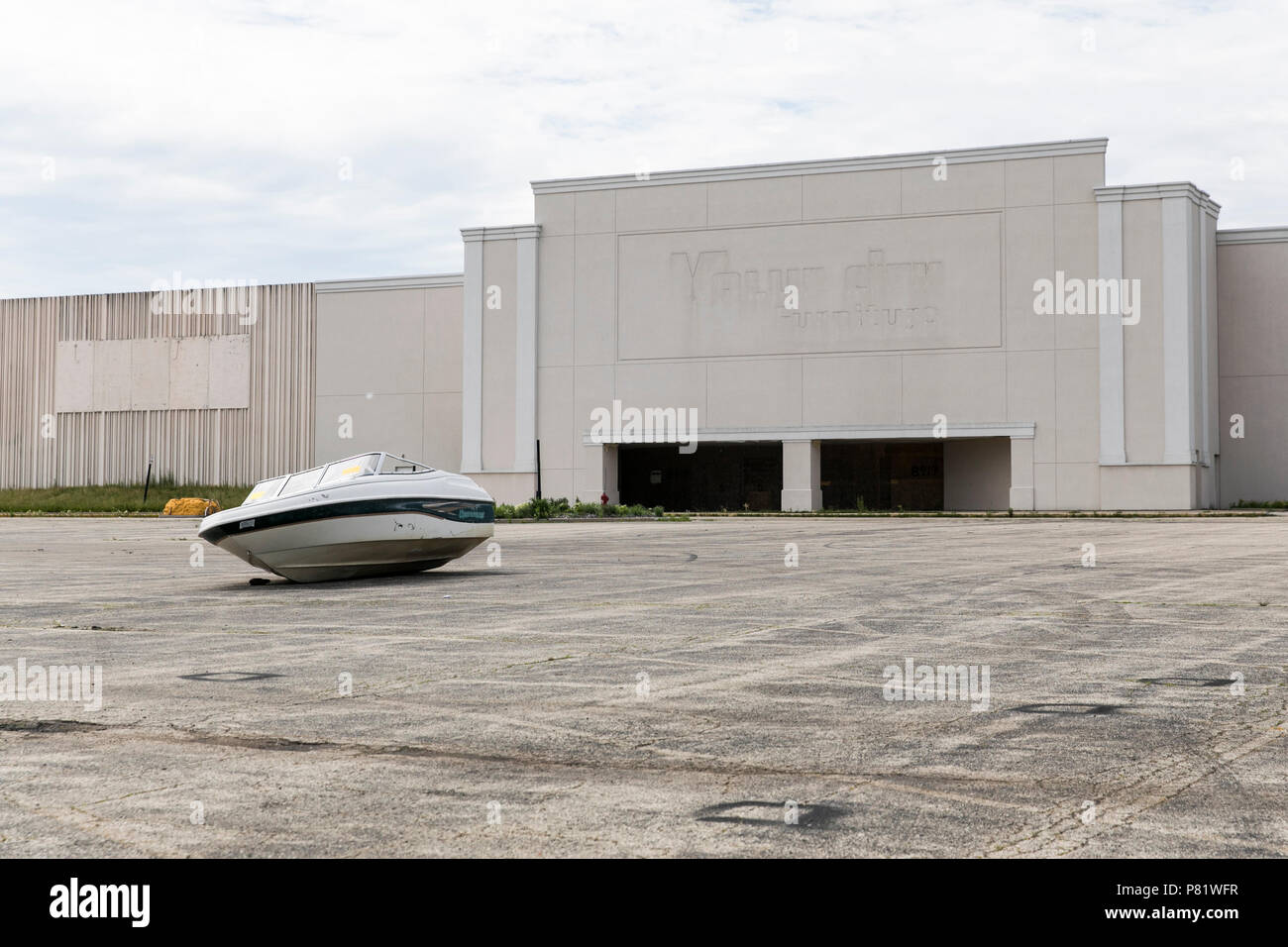 Un bateau abandonné est vu dans un parking à l'extérieur de l'essentiellement abandonnées Granville Station Mall à Milwaukee, Wisconsin le 22 juin 2018. Banque D'Images
