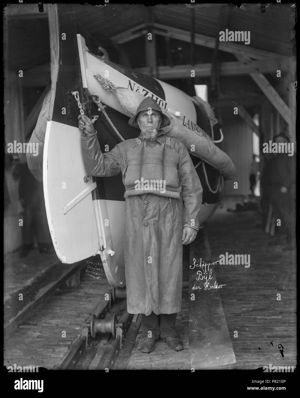 En reddingvlet Botenhuis ont rencontré portret van schipper J. Bijl rencontré oliepak zwemvest, zuidwester en Den Helder 1915 Catalogusnummer : RAA003012979 Collectie Regionaal Archief Alkmaar . 22 novembre 2011, 16:46 53 Botenhuis reddingvlet ont rencontré (30965785380) Banque D'Images