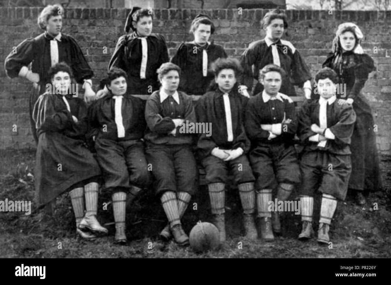 Anglais : le British Ladies Football Club l'Équipe du Nord - Mme Graham's XI est une femmes football (soccer) team formé par Helen Matthews à Édimbourg, en Écosse, en 1881. Il est considéré comme le premier Britannique femmes football équipe et une équipe de pionnier dans l'histoire du sport. Parce qu'il n'était pas sécuritaire pour les femmes à jouer au football sans harcèlement, les joueurs utilisaient des pseudonymes pour protéger leur identité. Matthews, également un gardien de l'équipe, a prétendu être 'Mrs Graham' l'historique de l'information a été recueillie par l'historien football Stuart Gibbs, 47, pendant l'exécution d'une exposition d'art appelé le déménagement Banque D'Images