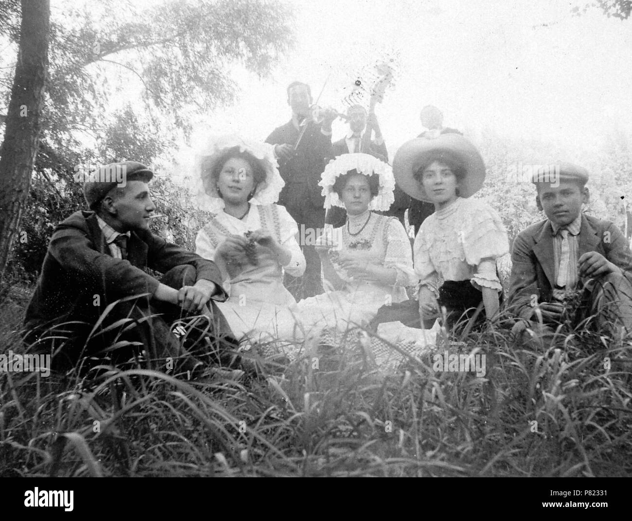 Tags : tableau, hommes, femmes, champ, les fruits, l'été, chapeau, musicien, instrument de musique . 1915 161 Tableau, hommes, femmes, champ, les fruits, l'été, chapeau, musicien, instrument de musique Fortepan 2344 Banque D'Images